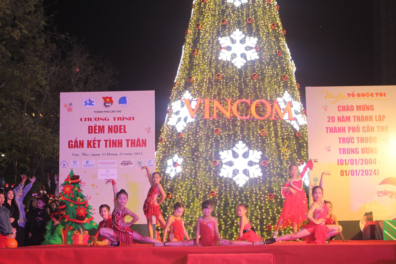 Theo chị Ngọc Anh, ngoài việc tổ chức các hoạt động văn hóa văn nghệ cho thiếu nhi nhân dịp Giáng sinh, tuổi trẻ thành phố còn đến thăm, động viên các bệnh nhi tại Bệnh viện Huyết học - Truyền máu thành phố Cần Thơ, mong muốn chia sẻ những yêu thương, mang niềm vui, tình cảm đến các bệnh nhi, cùng đón một mùa Giáng sinh an lành, vui vẻ.