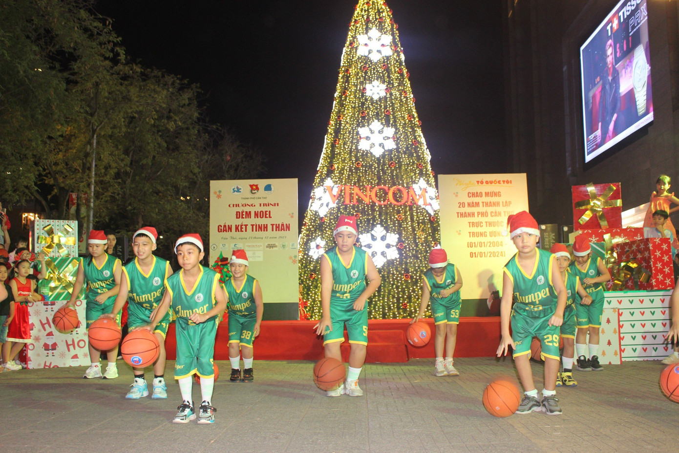 Các em tham gia chơi thể thao tại chương trình.