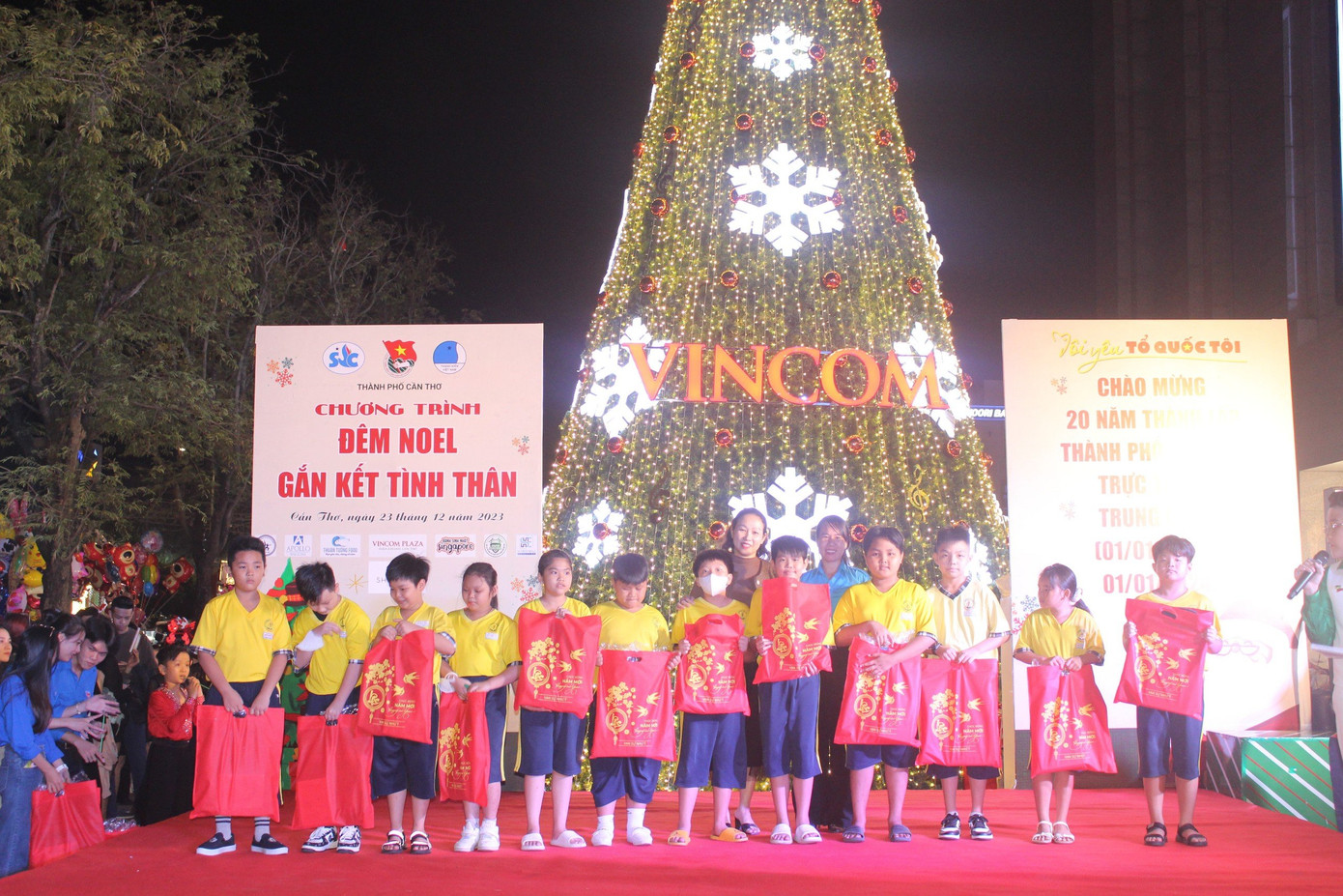 Dịp này, Ban tổ chức chương trình trao tặng 100 phần quà cho các em thiếu nhi có hoàn cảnh khó khăn học giỏi, với tổng giá trị gần 40 triệu đồng.