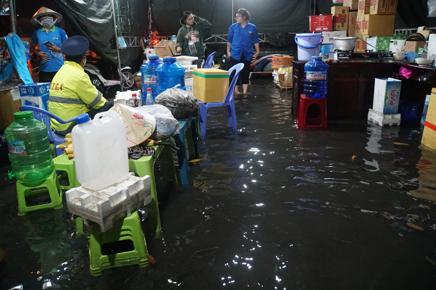 Cơn mưa làm nước ngập lênh láng trong lều. - Ảnh: Hòa Hội