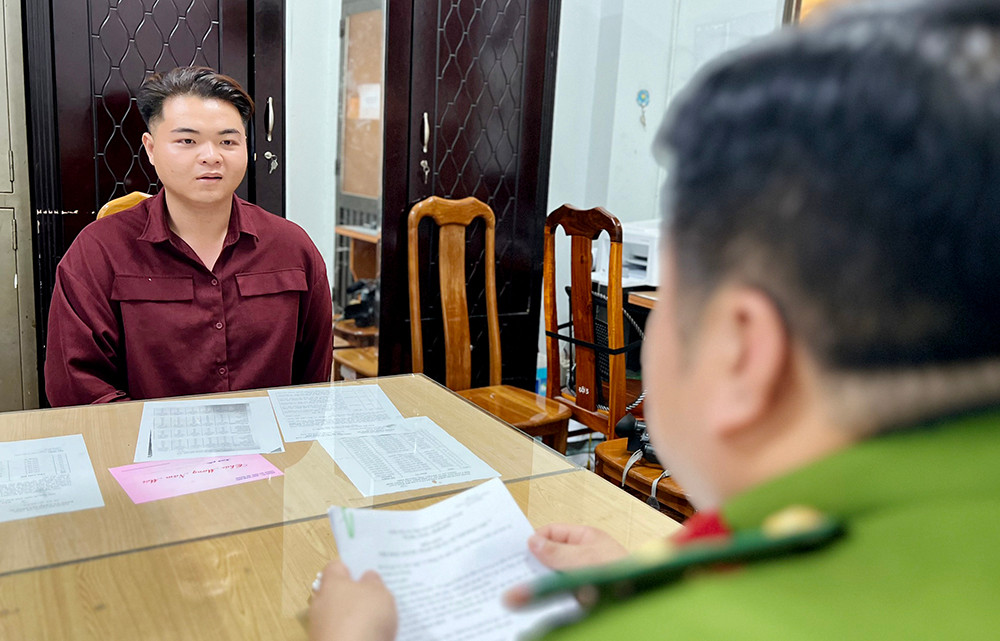 Lưu Nhật Huy tại cơ quan công an Lưu Nhật Huy tại cơ quan công an