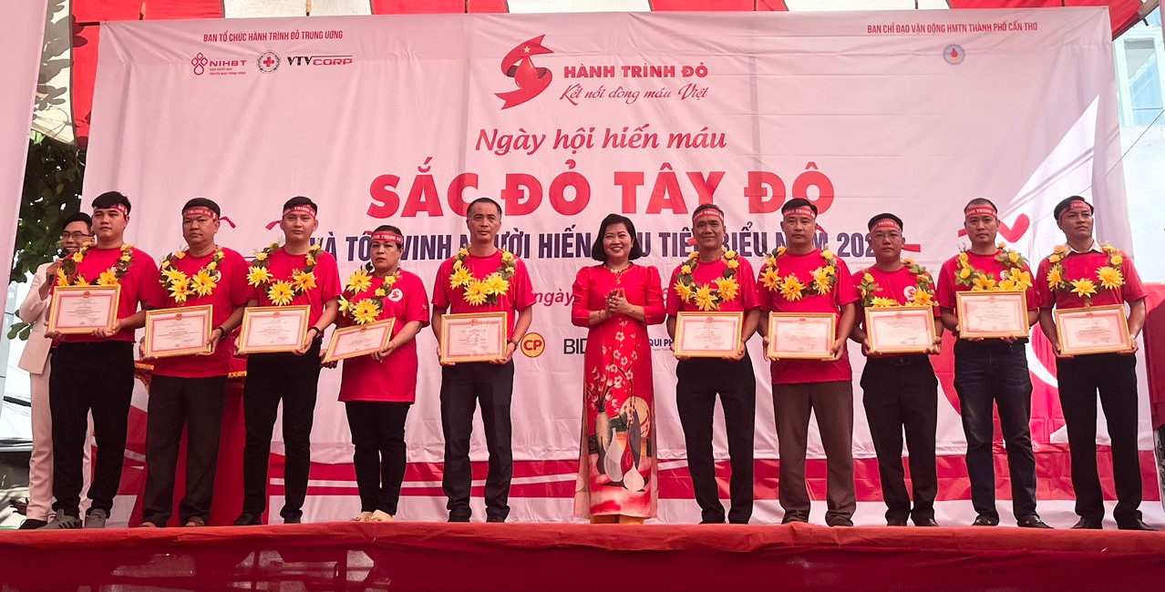 Lãnh đạo Hội chữ thập đỏ thành phố Cần Thơ tôn vinh người hiến máu tình nguyện.