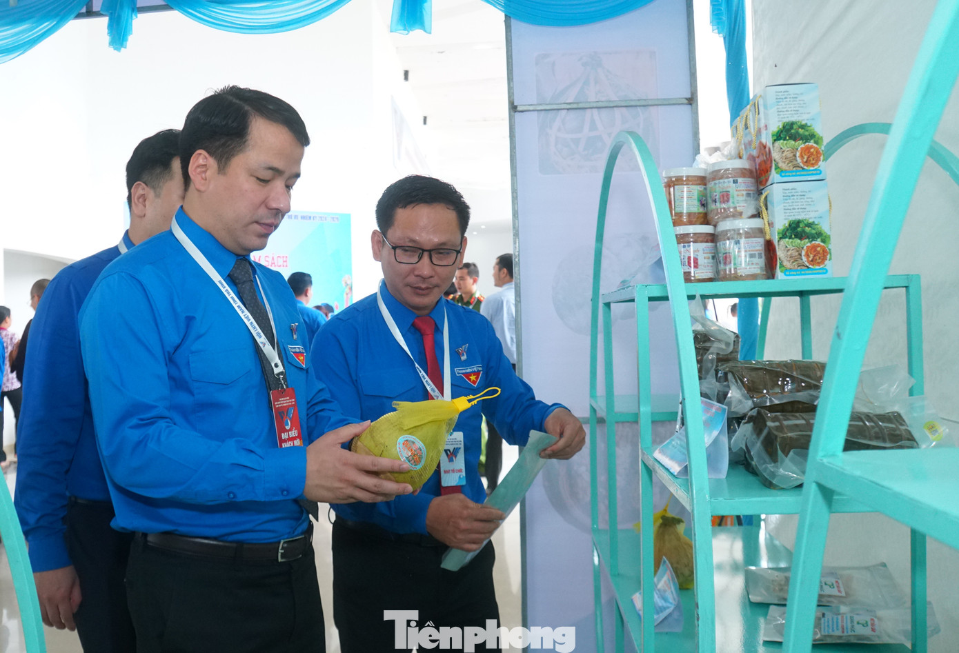 Anh Ngô Văn Cương - Bí thư Trung ương Đoàn tham quan sản phẩm khởi nghiệp tỉnh Trà Vinh. Ảnh: Hòa Hội Anh Ngô Văn Cương - Bí thư Trung ương Đoàn tham quan sản phẩm khởi nghiệp tỉnh Trà Vinh. Ảnh: Hòa Hội