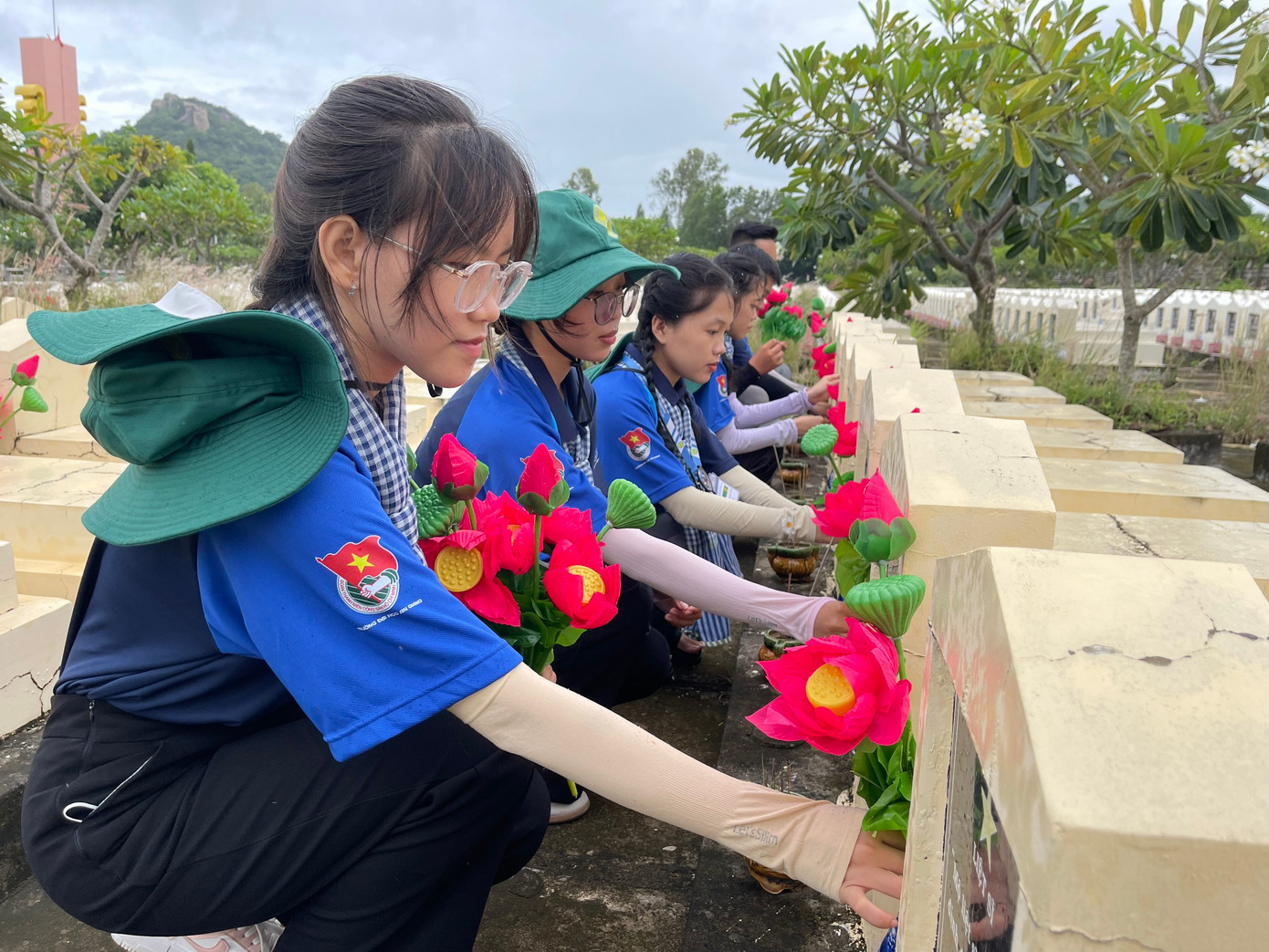 Các bạn trẻ thay mới các đoá hoa sen trên từng phần mộ liệt sĩ tại 8 nghĩa trang liệt sĩ, 2 nhà bia tưởng niệm trên địa bàn tỉnh An Giang.