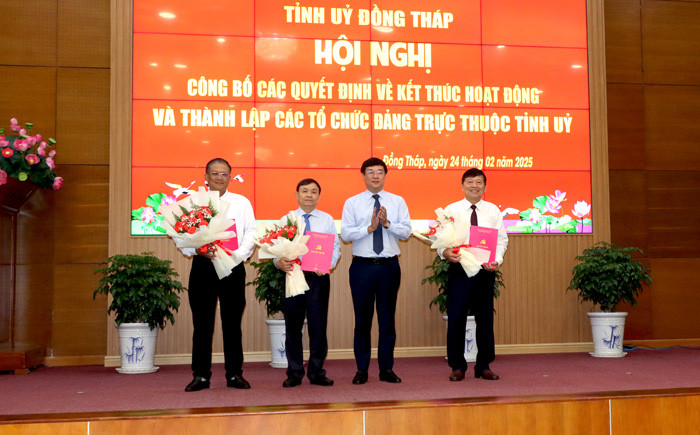 Bí thư Tỉnh ủy Đồng Tháp trao quyết định và tặng hoa chúc mừng các đồng chí Bí thư, Phó Bí thư Đảng ủy các cơ quan Đảng tỉnh, nhiệm kỳ 2020 - 2025. Bí thư Tỉnh ủy Đồng Tháp trao quyết định và tặng hoa chúc mừng các đồng chí Bí thư, Phó Bí thư Đảng ủy các cơ quan Đảng tỉnh, nhiệm kỳ 2020 - 2025.