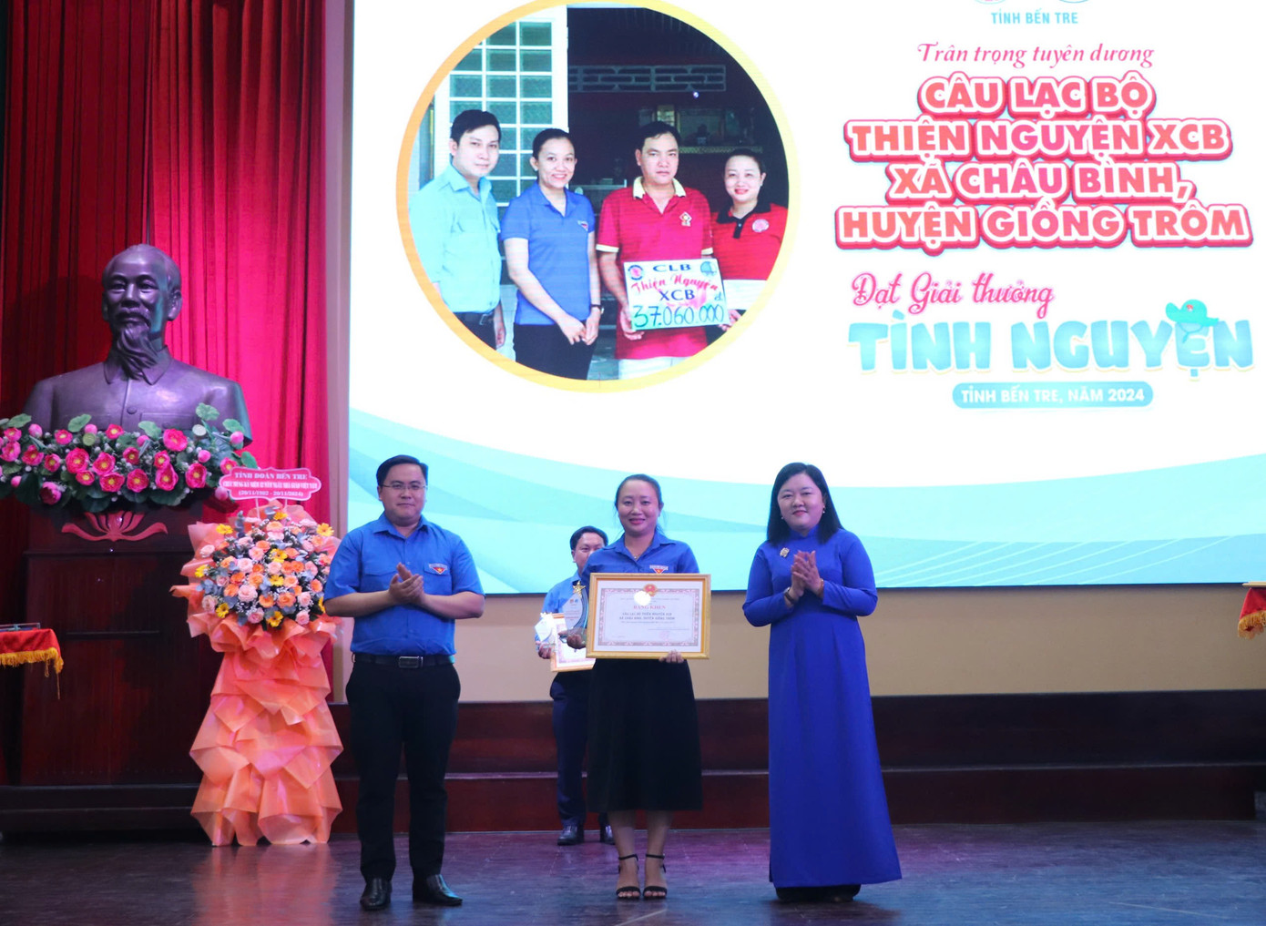 Lãnh đạo Tỉnh Đoàn Bến Tre trao Giải thưởng tình nguyện tỉnh Bến Tre.