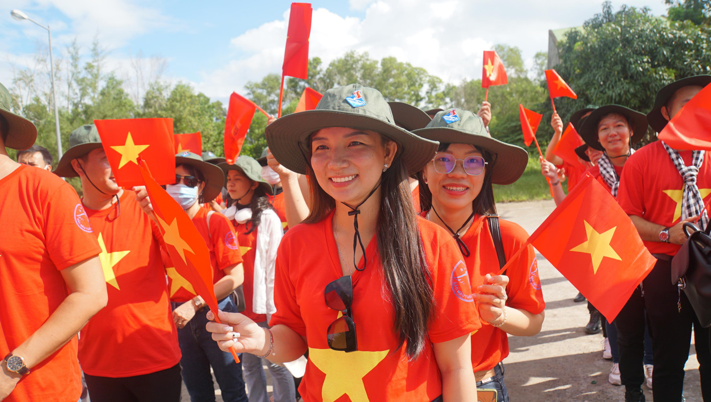 Bạn trẻ háo hức tham gia hành trình vì biển đảo quê hương Bạn trẻ háo hức tham gia hành trình vì biển đảo quê hương