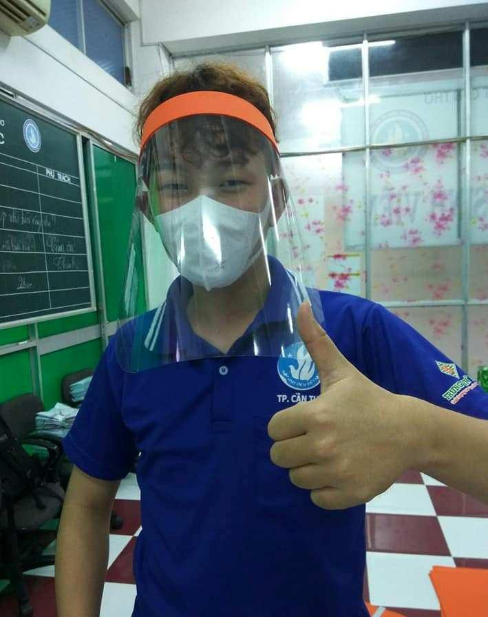Chị Lư Thị Ngọc Anh, Phó Bí thư thường trực Thành Đoàn, Chủ tịch Hội Sinh viên thành phố Cần Thơ chia sẻ: &quot;Chỉ trong 48 giờ sau khi Hội Sinh viên thành phố phát động, Sinh viên các trường Đại học – Cao đẳng trên địa bàn thành phố đã miệt mài, tỉ mỉ làm nên những tấm chắn giọt bắn. Ngoài ý nghĩa phòng chống dịch, đây còn là món quà tinh thần to lớn thể hiện sự quyết tâm, đồng hành, chung sức của sinh viên hòa vào nhiệm vụ chính trị cao cả của thành phố&quot;.