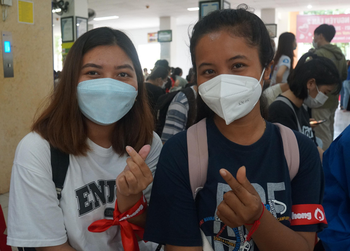 Bạn Kim Thị Thanh Hằng (bên phải) và Trần Thị Huệ Hân tham gia hiến máu Bạn Kim Thị Thanh Hằng (bên phải) và Trần Thị Huệ Hân tham gia hiến máu