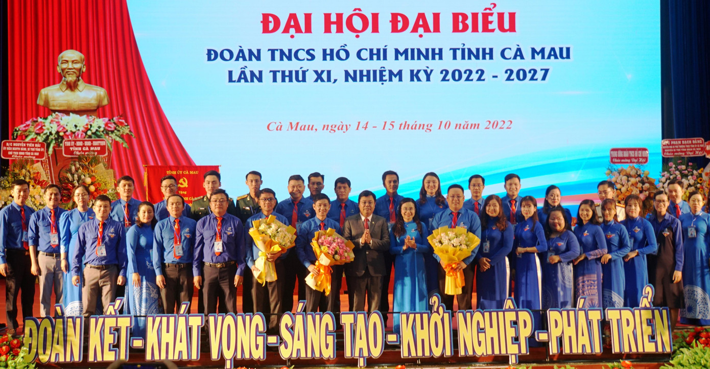 Lãnh đạo Tỉnh Cà Mau, Trung ương Đoàn TNCS Hồ Chí Minh tặng hoa chúc mừng Ban Chấp hành Tỉnh Đoàn Cà Mau, nhiệm kỳ 2022 - 2027. Ảnh: Hòa Hội Lãnh đạo Tỉnh Cà Mau, Trung ương Đoàn TNCS Hồ Chí Minh tặng hoa chúc mừng Ban Chấp hành Tỉnh Đoàn Cà Mau, nhiệm kỳ 2022 - 2027. Ảnh: Hòa Hội