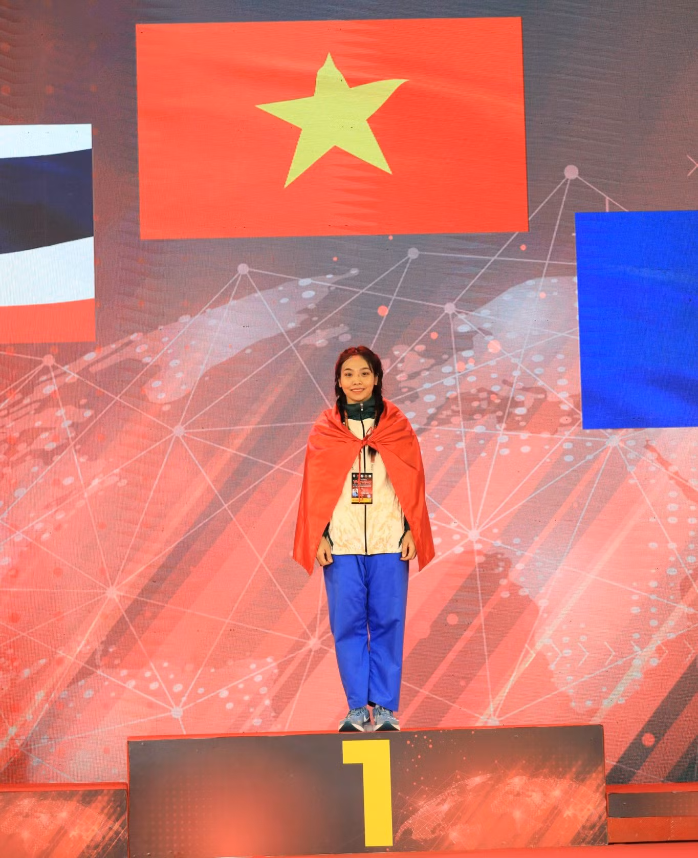Trận chung kết vô địch thế giới với đối thủ Thái Lan là một cảm xúc khác, đặc biệt và tự hào hơn. “Khi đó mọi tâm sức, chuyên môn tập trung vào trận đấu, kể cả trước trận em cũng đã nghiên cứu băng hình của đối thủ để khắc chế điểm mạnh của họ, cũng như khắc phục điểm yếu của mình. Kết quả chiến thắng chung cuộc với tỷ số 7 – 1, khi đó không chỉ em, Ban huấn luyện mà cả cha mẹ, người thân quê nhà dõi theo vỡ òa niềm vui sướng”, Thảo Ngân xúc động nhớ lại.