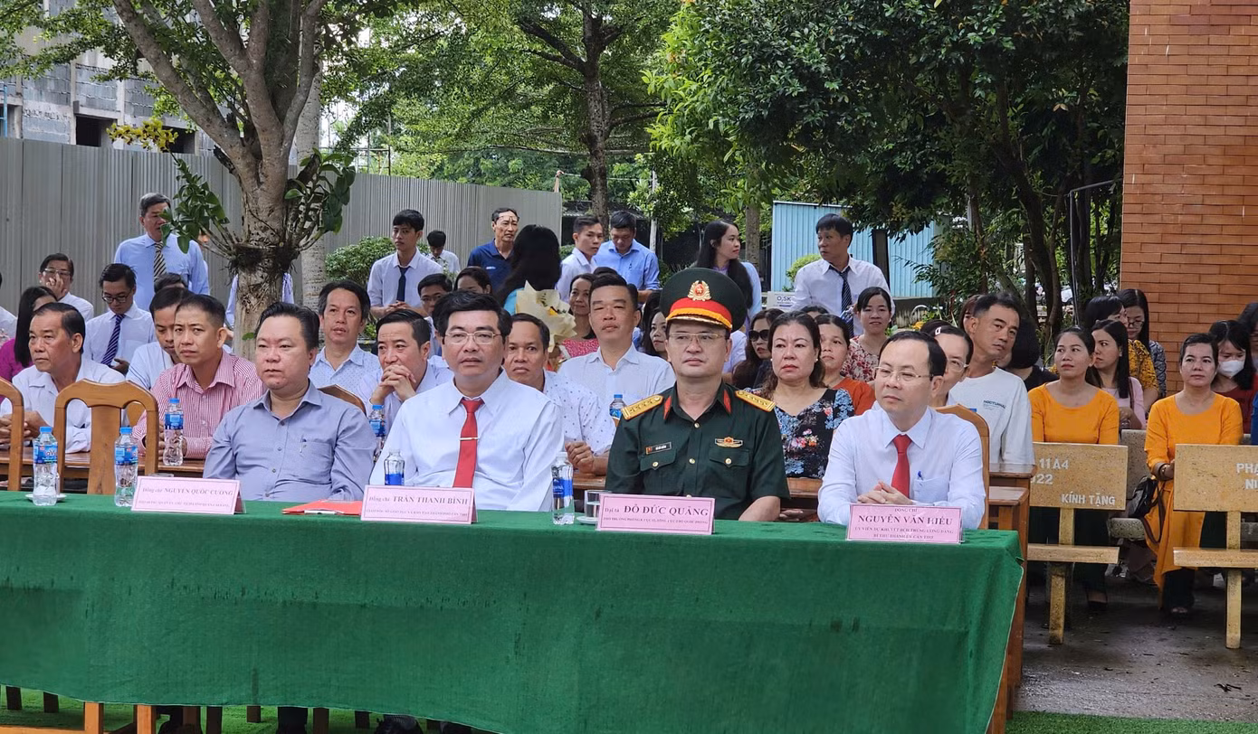 Lãnh đạo thành phố, các ban, ngành tham dự khai giảng tại trường THPT chuyên Lý Tự Trọng.