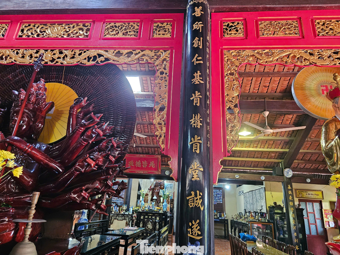 Điểm nhấn đặc biệt của Chùa Tiên Châu là 96 cột gỗ tròn được chạm trổ tinh xảo, mang đậm dấu ấn văn hóa chạm trổ chùa chiền thế kỷ 18. Chính những chi tiết này đã góp phần tạo nên vẻ đẹp cổ kính, độc đáo cho ngôi chùa.