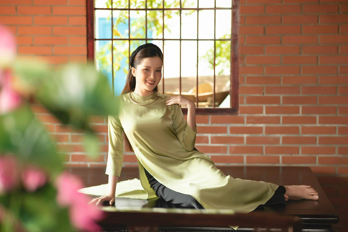 Theo Thúy Vi, áo dài không những mang trong mình nét đẹp độc đáo, riêng có, đầy duyên dáng mà còn là niềm tự hào của cả một dân tộc Việt Nam. “Chính những giá trị tốt đẹp ấy, áo dài sẽ mãi trường tồn với thời gian dù nhịp sống xã hội có đổi thay hay hội nhập đến mấy nhưng khi khoác lên mình nó lại gợi lên sự thướt tha, duyên dáng, dịu dàng mà ẩn chứa trong đó là cái hồn của cả dân tộc", Thúy Vi bộc bạch.