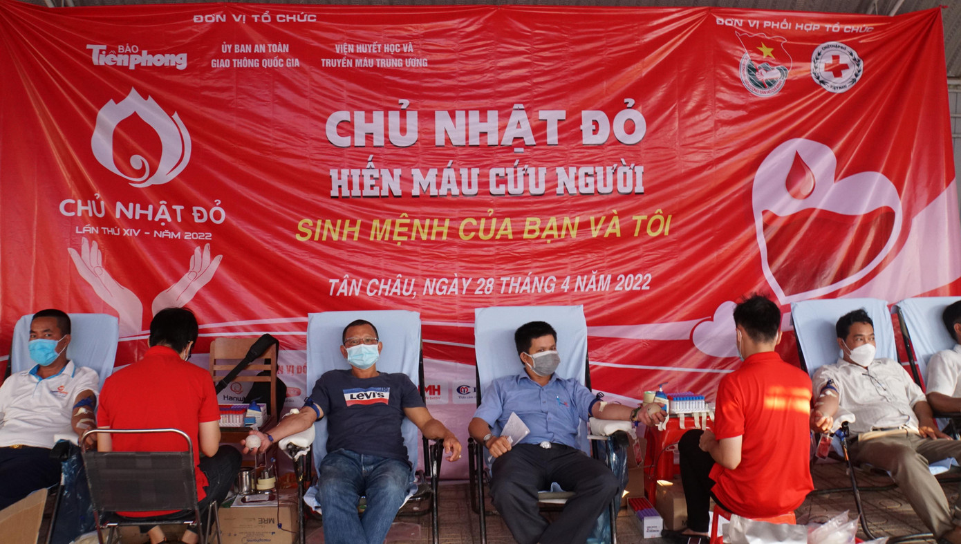 Người dân tham gia Chủ nhật Đỏ tại thị xã Tân Châu, tỉnh An Giang. - Ảnh: Hòa Hội