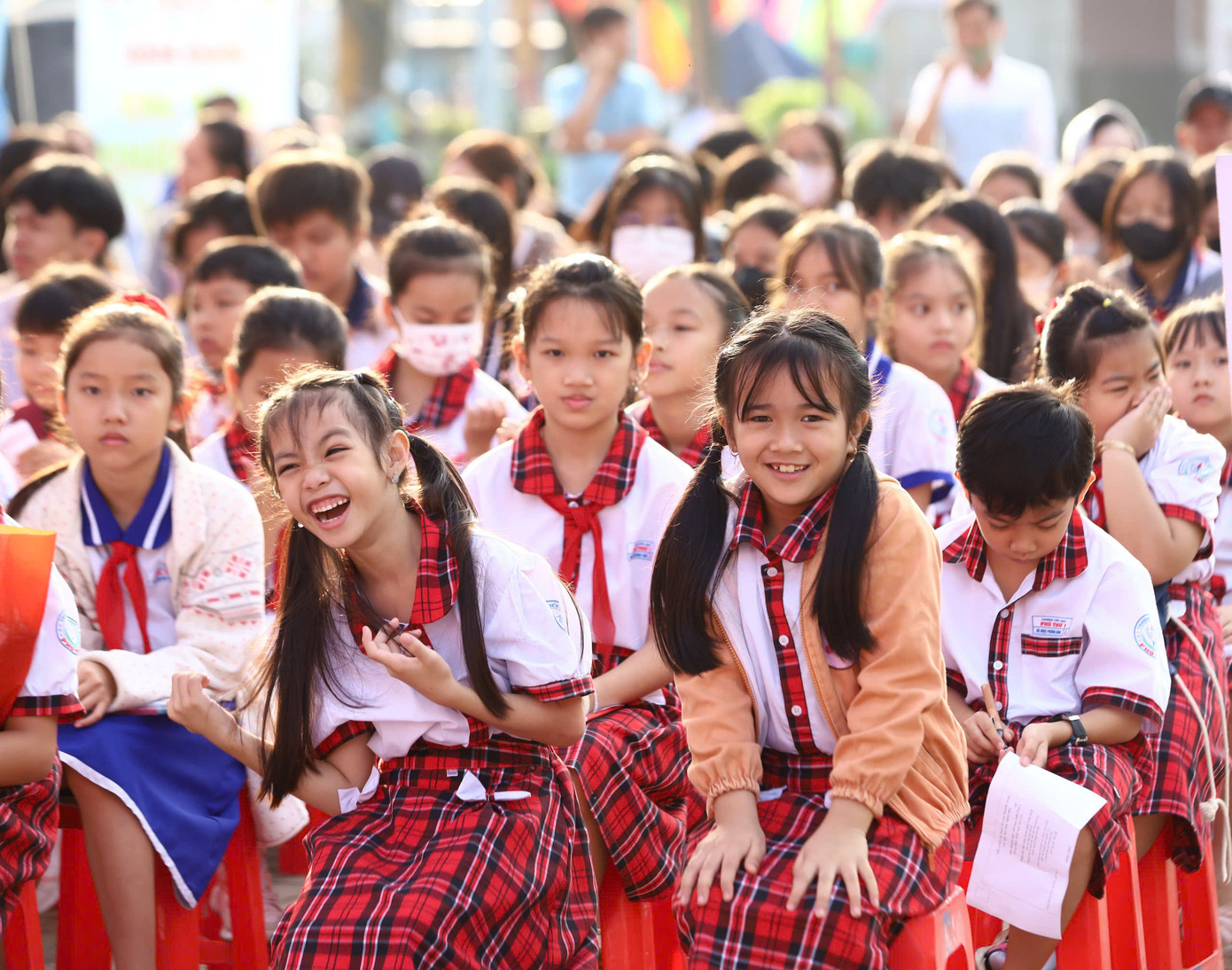 Thiếu nhi háo hức tham gia chương trình. Thiếu nhi háo hức tham gia chương trình.