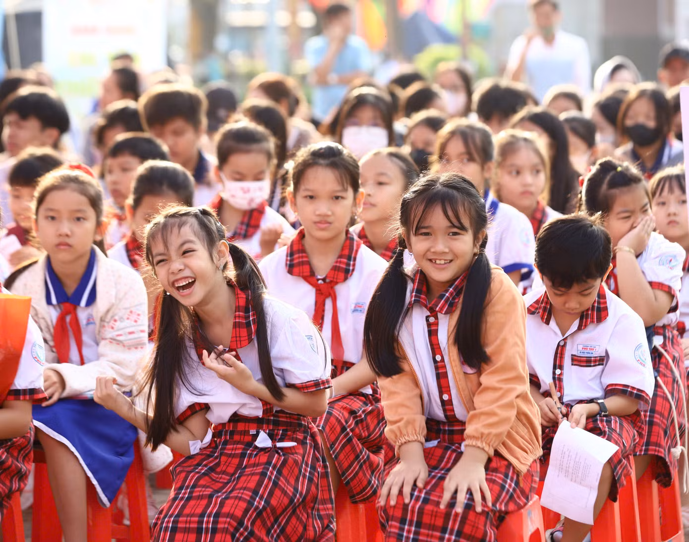 Thiếu nhi háo hức tham gia chương trình.