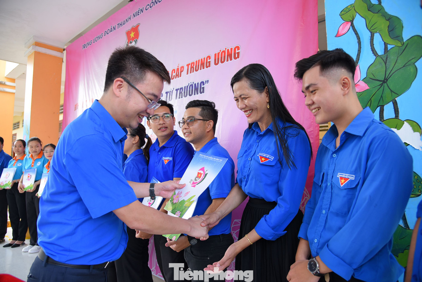 Anh Nguyễn Tường Lâm trao quyết định cho đội thanh niên tình nguyện dạy tiếng Anh tại Đồng Tháp. Ảnh: Hòa Hội