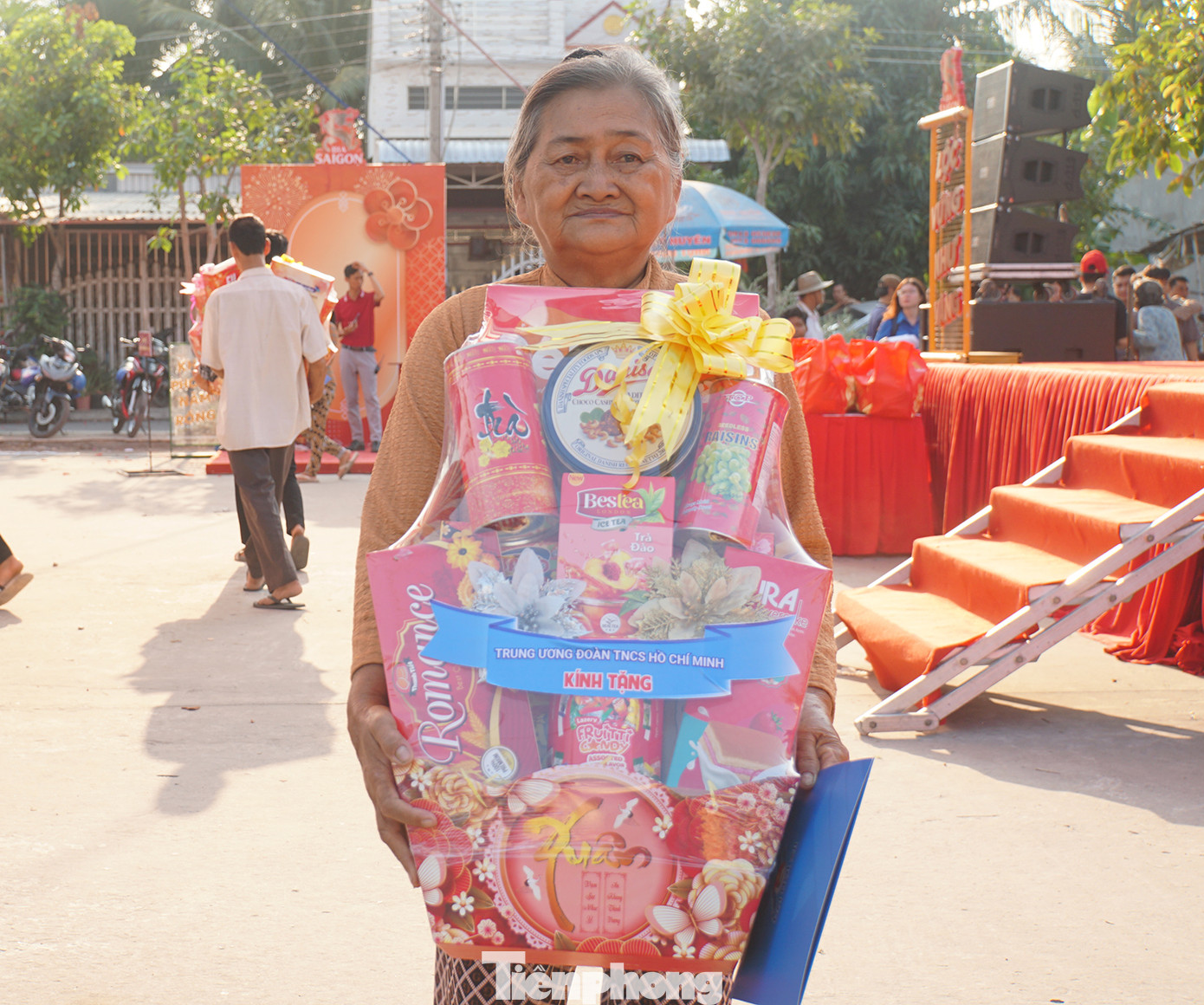 Cầm trên tay giỏ quà, bà Hà Thị Nếp (74 tuổi) ở xã Tân Hội vui mừng nói: “Năm nay có quà ăn Tết ngon lành rồi. Vợ chồng tôi tuổi già, không làm ra, chủ yếu 2 đứa con đi làm thuê ở Bình Dương gửi tiền về cho, hôm nay tôi mừng lắm”. Ảnh: Hòa Hội