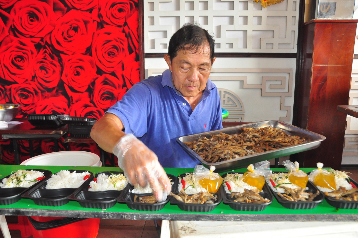 Địa điểm nấu ăn được chủ một khách sạn ở quận Ninh Kiều hỗ trợ, có người thân trong gia đình và sinh viên cùng làm. Không gian bếp đầy đủ tiện nghi, sạch sẽ, đảm bảo an toàn. Địa điểm nấu ăn được chủ một khách sạn ở quận Ninh Kiều hỗ trợ, có người thân trong gia đình và sinh viên cùng làm. Không gian bếp đầy đủ tiện nghi, sạch sẽ, đảm bảo an toàn.