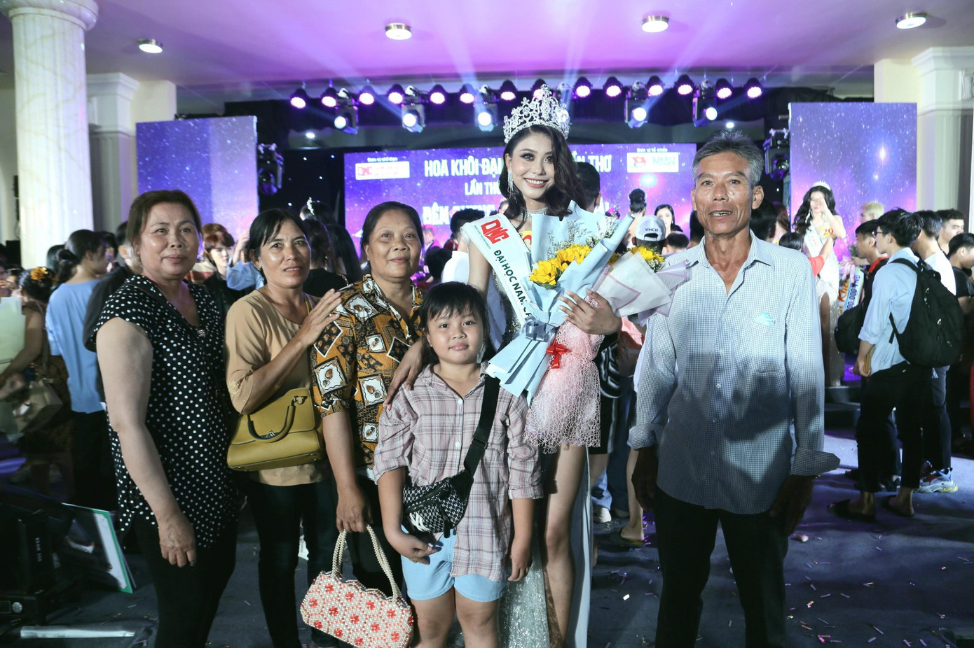 Đêm Chung kết và trao giải, các thí sinh trình diễn trang phục áo dài, trình diễn trang phục thể thao, trình diễn trang phục dạ hội, chọn Top 10, Top 5 vào phần thi ứng xử và tổng kết trao thưởng. Hành trình chinh phục vương miện “Hoa khôi Đại học Nam Cần Thơ, Lần thứ VI - Năm 2021” các thí sinh được hướng dẫn tập luyện kỹ năng catwalk, tạo dáng sân khấu, chụp ảnh lookbook, kỹ năng giao tiếp, xử lý tình huống, chăm sóc da, chăm sóc răng. - Ảnh: Minh Trung Đêm Chung kết và trao giải, các thí sinh trình diễn trang phục áo dài, trình diễn trang phục thể thao, trình diễn trang phục dạ hội, chọn Top 10, Top 5 vào phần thi ứng xử và tổng kết trao thưởng. Hành trình chinh phục vương miện “Hoa khôi Đại học Nam Cần Thơ, Lần thứ VI - Năm 2021” các thí sinh được hướng dẫn tập luyện kỹ năng catwalk, tạo dáng sân khấu, chụp ảnh lookbook, kỹ năng giao tiếp, xử lý tình huống, chăm sóc da, chăm sóc răng. - Ảnh: Minh Trung