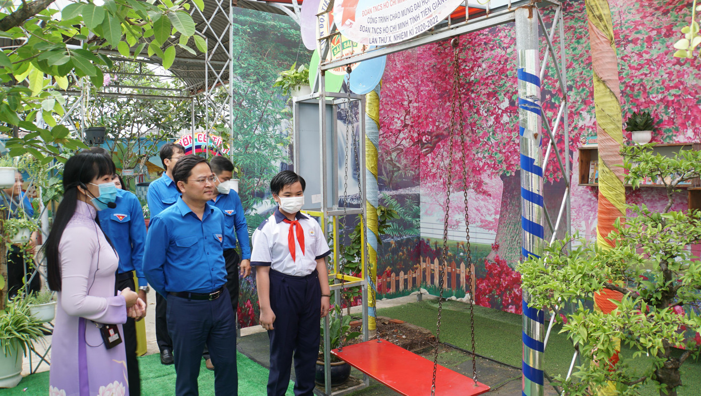 Giáo viên giới thiệu Khu vườn tri thức. - Ảnh: Hòa Hội