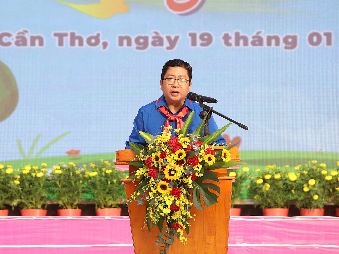 Anh Trần Việt Tuấn - Phó Bí thư Thành Đoàn Cần Thơ phát biểu. Anh Trần Việt Tuấn - Phó Bí thư Thành Đoàn Cần Thơ phát biểu.