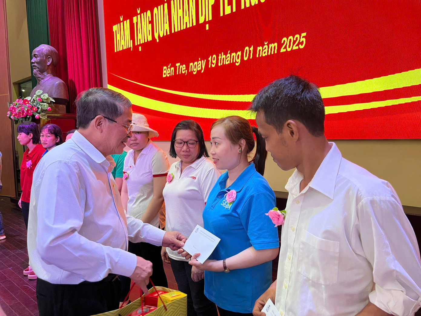 Phó Chủ tịch Quốc hội Nguyễn Đức Hải tặng quà Tết cho người dân tại Bến Tre. Phó Chủ tịch Quốc hội Nguyễn Đức Hải tặng quà Tết cho người dân tại Bến Tre.