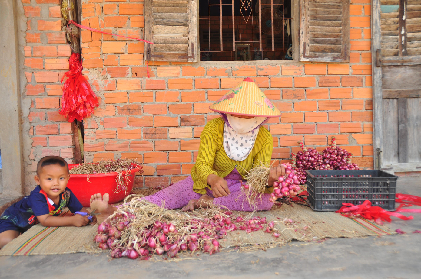Người dân bó hành thuê với giá 2.000 đồng/kg