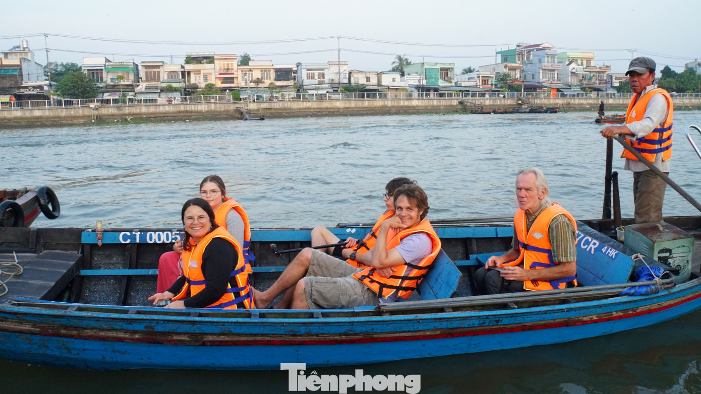 Khách quốc tế tham quan chợ nổi Cái Răng. Ảnh: Hòa Hội.