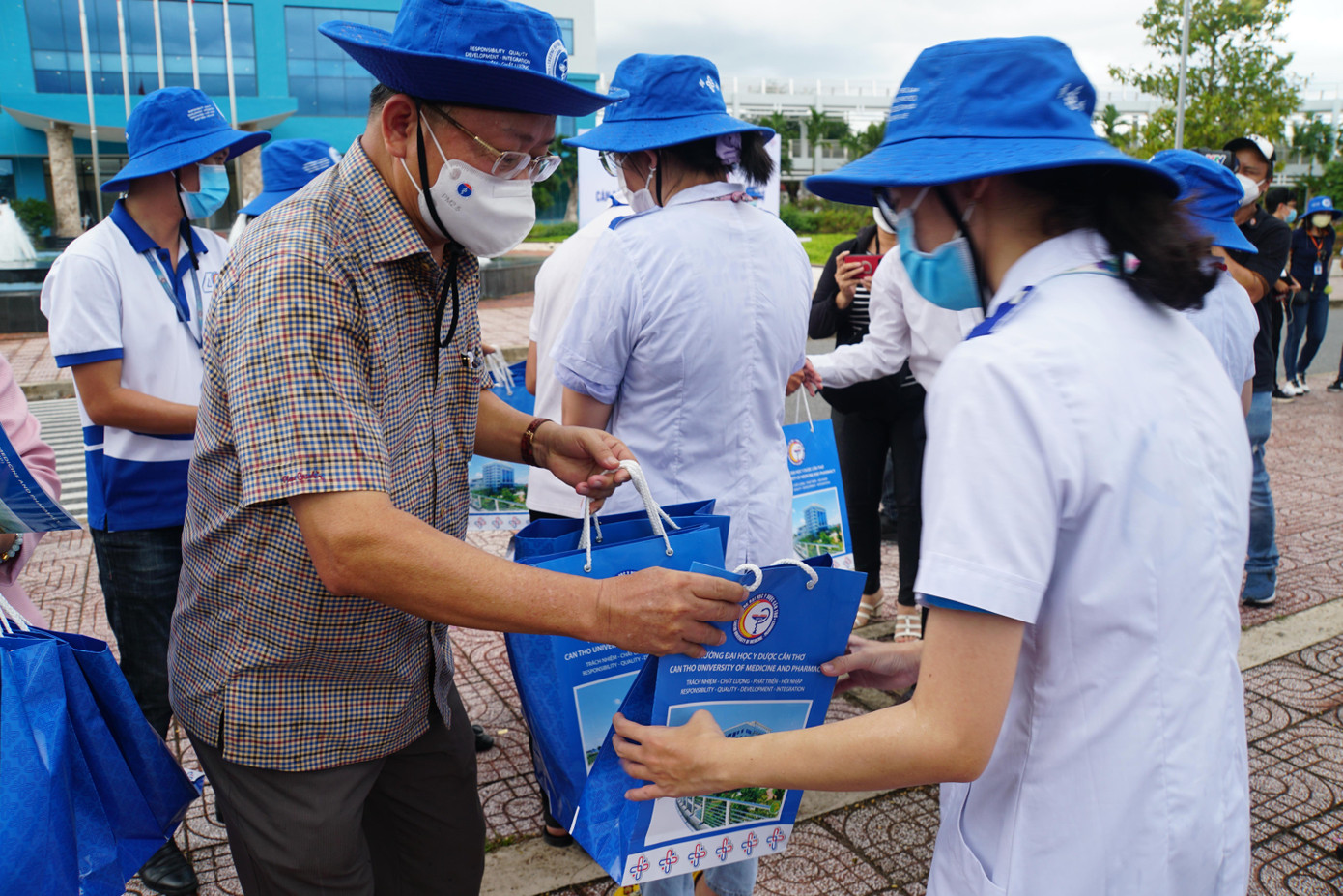 Đoàn sẽ thực hiện các công việc như: giám sát khai báo y tế, nhập liệu, truy vết, lấy mẫu, xét nghiệm cộng đồng,... tại khu công nghiệp Hòa Phú, xã Hòa Phú, huyện Long Hồ, tỉnh Vĩnh Long. Theo kế hoạch, đội hình truy vết và lấy mẫu xét nghiệm cộng đồng sẽ phải thực hiện lấy mẫu xét nghiệm cho hơn 70.000 công nhân tại đây, dự kiến sẽ thực hiện trong 1 tuần.