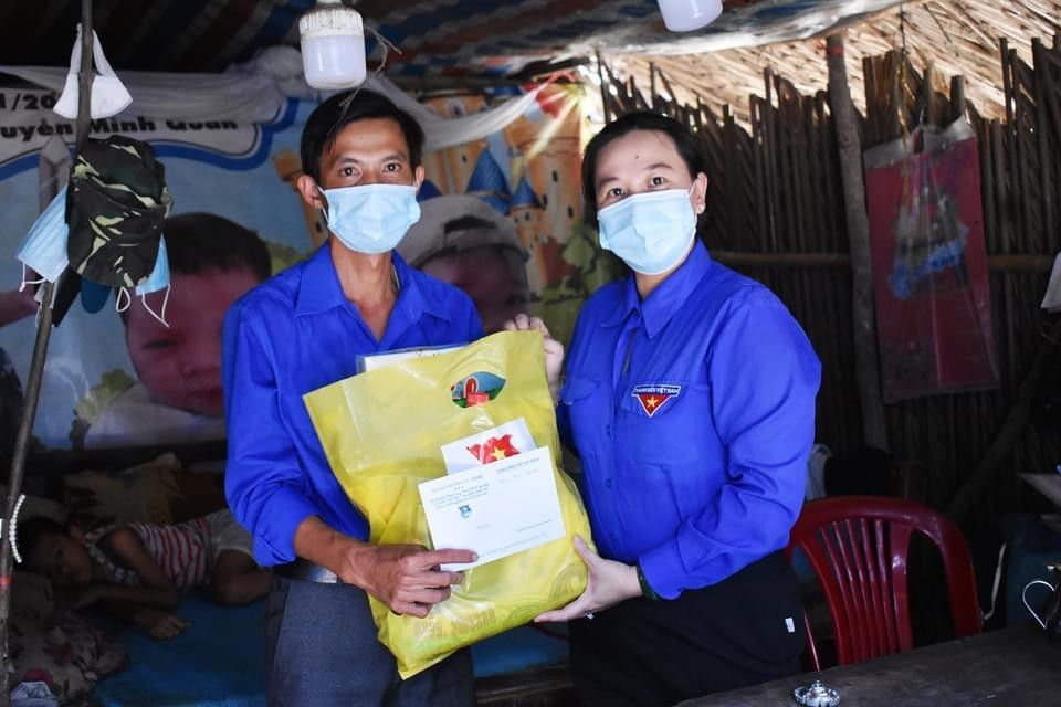 Bí thư Tỉnh đoàn Sóc Trăng Võ Kim Chuyền (phải) tặng quà cho thanh niên công nhân Bí thư Tỉnh đoàn Sóc Trăng Võ Kim Chuyền (phải) tặng quà cho thanh niên công nhân
