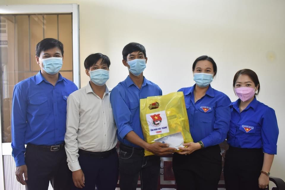 Đoàn công tác Tỉnh đoàn Sóc Trăng tặng quà cho thanh niên công nhân. - Ảnh: TĐST Đoàn công tác Tỉnh đoàn Sóc Trăng tặng quà cho thanh niên công nhân. - Ảnh: TĐST