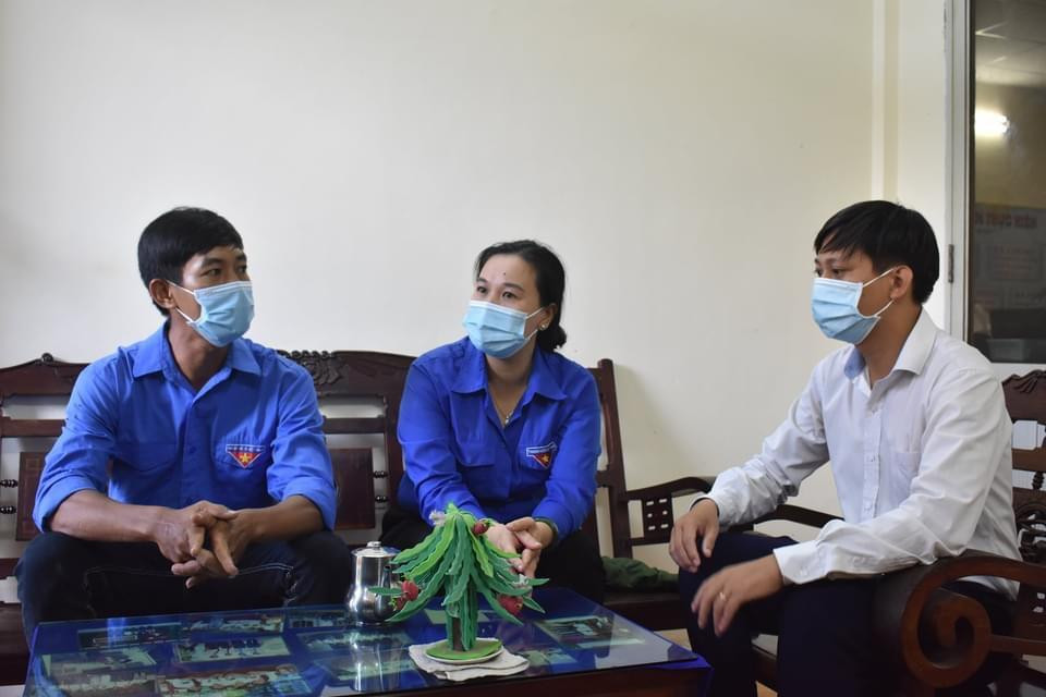 Đoàn công tác trò chuyện cùng thanh niên công nhân Đoàn công tác trò chuyện cùng thanh niên công nhân