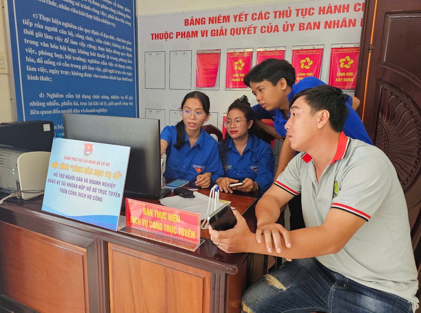 Tại xã Cờ Đỏ, đơn vị hành chính mới có dân số hơn 42.000 người, mỗi ngày Trung tâm phục vụ hành chính công xã tiếp nhận khoảng 50 - 100 hồ sơ, trong đó có không ít trường hợp là người lớn tuổi và đồng bào dân tộc Khmer. Ảnh: Hòa Hội