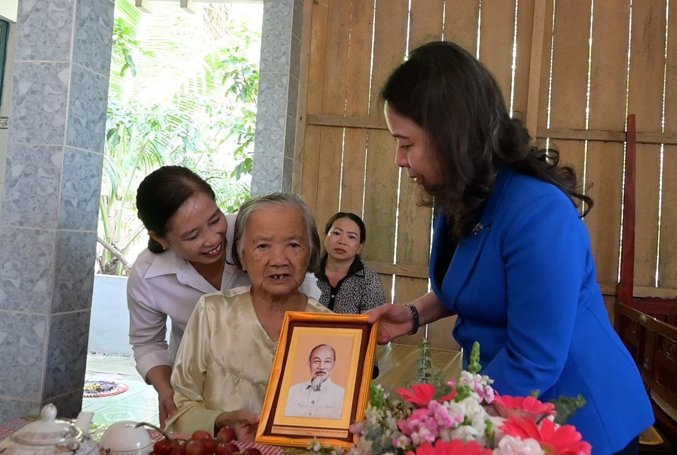 Phó Chủ tịch nước Võ Thị Ánh Xuân thăm, tặng quà Mẹ Việt Nam anh hùng Đỗ Thị Phiếm ở huyện Giồng Trôm. Phó Chủ tịch nước Võ Thị Ánh Xuân thăm, tặng quà Mẹ Việt Nam anh hùng Đỗ Thị Phiếm ở huyện Giồng Trôm.
