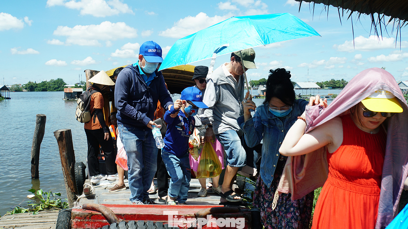 Mặc dù trưa nắng nhưng cồn Sơn vẫn thu hút đông khách vào dịp lễ này. Ảnh: Hòa Hội