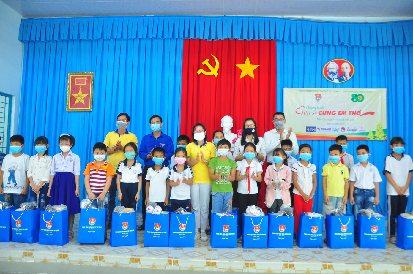 Các em học sinh nhận quà. - Ảnh: Hòa Hội