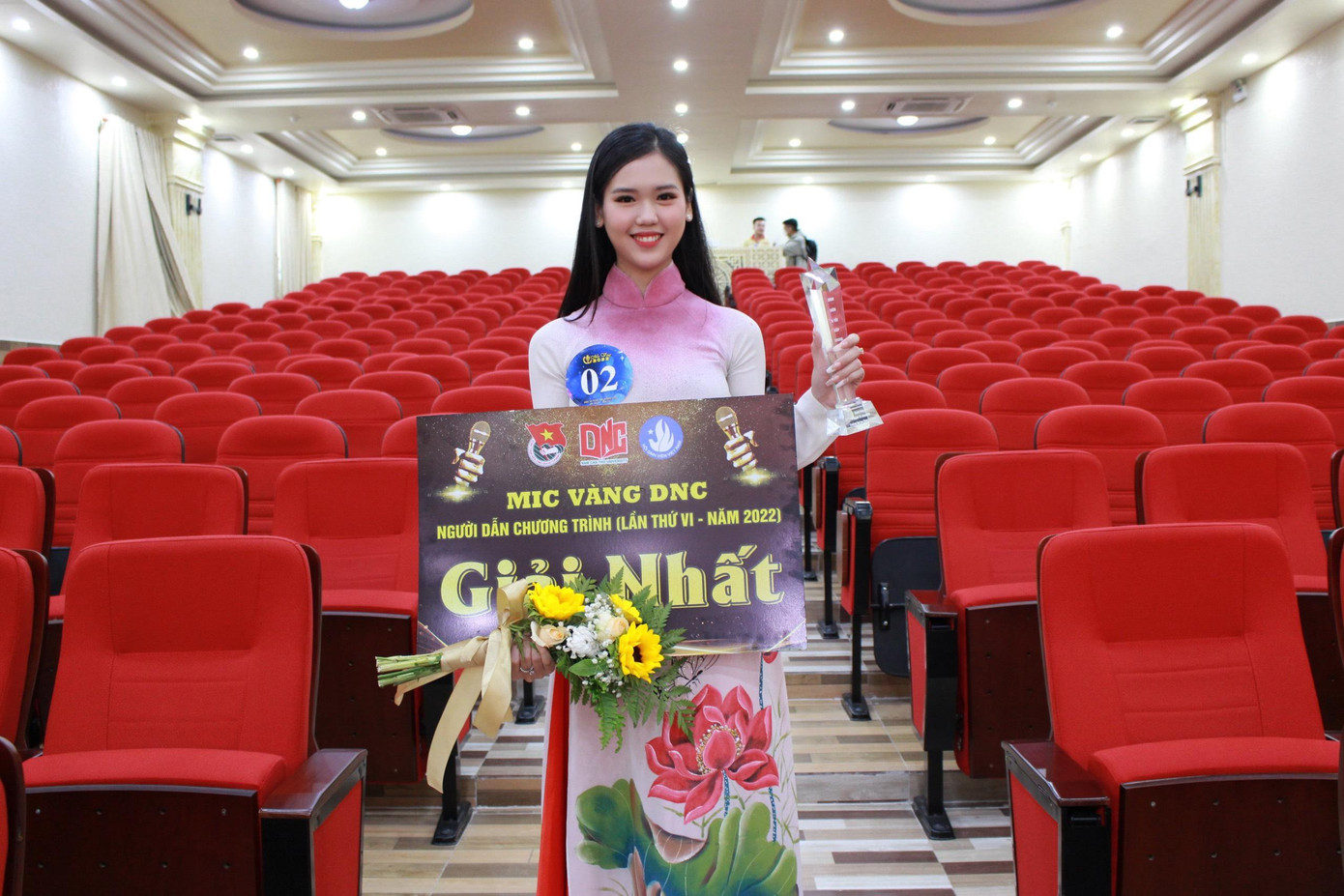 Tại Vòng chung kết cuộc thi Mic Vàng (Người dẫn chương trình) lần thứ 6 năm 2022 do trường ĐH Nam Cần Thơ tổ chức, trải qua các phần thi dẫn đôi, dẫn đơn và hùng biện, bằng sự sắc sảo, ứng biến nhanh, Mỹ Phụng đã xuất sắc giành ngôi quán quân của cuộc thi. Nữ sinh cũng là Á khôi 3 Hoa khôi Đại học Nam Cần Thơ năm 2021. Cô gái sinh năm 2000 đang là sinh viên năm 2, ngành Quan hệ công chúng, trường Đại học Nam Cần Thơ. - Ảnh: NVCC Tại Vòng chung kết cuộc thi Mic Vàng (Người dẫn chương trình) lần thứ 6 năm 2022 do trường ĐH Nam Cần Thơ tổ chức, trải qua các phần thi dẫn đôi, dẫn đơn và hùng biện, bằng sự sắc sảo, ứng biến nhanh, Mỹ Phụng đã xuất sắc giành ngôi quán quân của cuộc thi. Nữ sinh cũng là Á khôi 3 Hoa khôi Đại học Nam Cần Thơ năm 2021. Cô gái sinh năm 2000 đang là sinh viên năm 2, ngành Quan hệ công chúng, trường Đại học Nam Cần Thơ. - Ảnh: NVCC