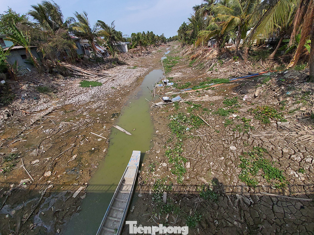 Sông cạn khô trên địa bàn tỉnh Bến Tre trong mùa khô năm 2020. Ảnh: Hòa Hội