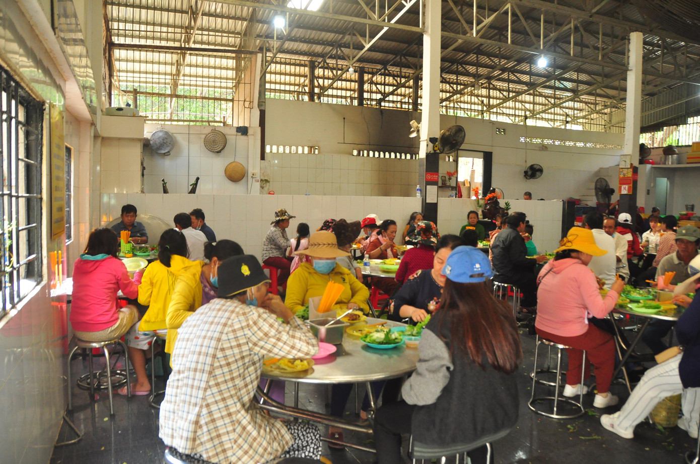 Khách thập phương thưởng thức bánh xèo Bánh xèo được làm từ nguyên liệu chính là bột gạo, nước dừa, đậu hũ, đậu xanh, ăn kèm với bông điên điển và các loại rau núi Cấm. Từ những nguyên liệu chay thông thường có ở nhiều nơi, đầu bếp của Thiền viện Đông Lai đã tạo nên món bánh thơm ngon hấp dẫn. Người dân tình nguyện chẻ củi phụ giúp thiền viện duy trì lò lửa đúc bánh xèo.