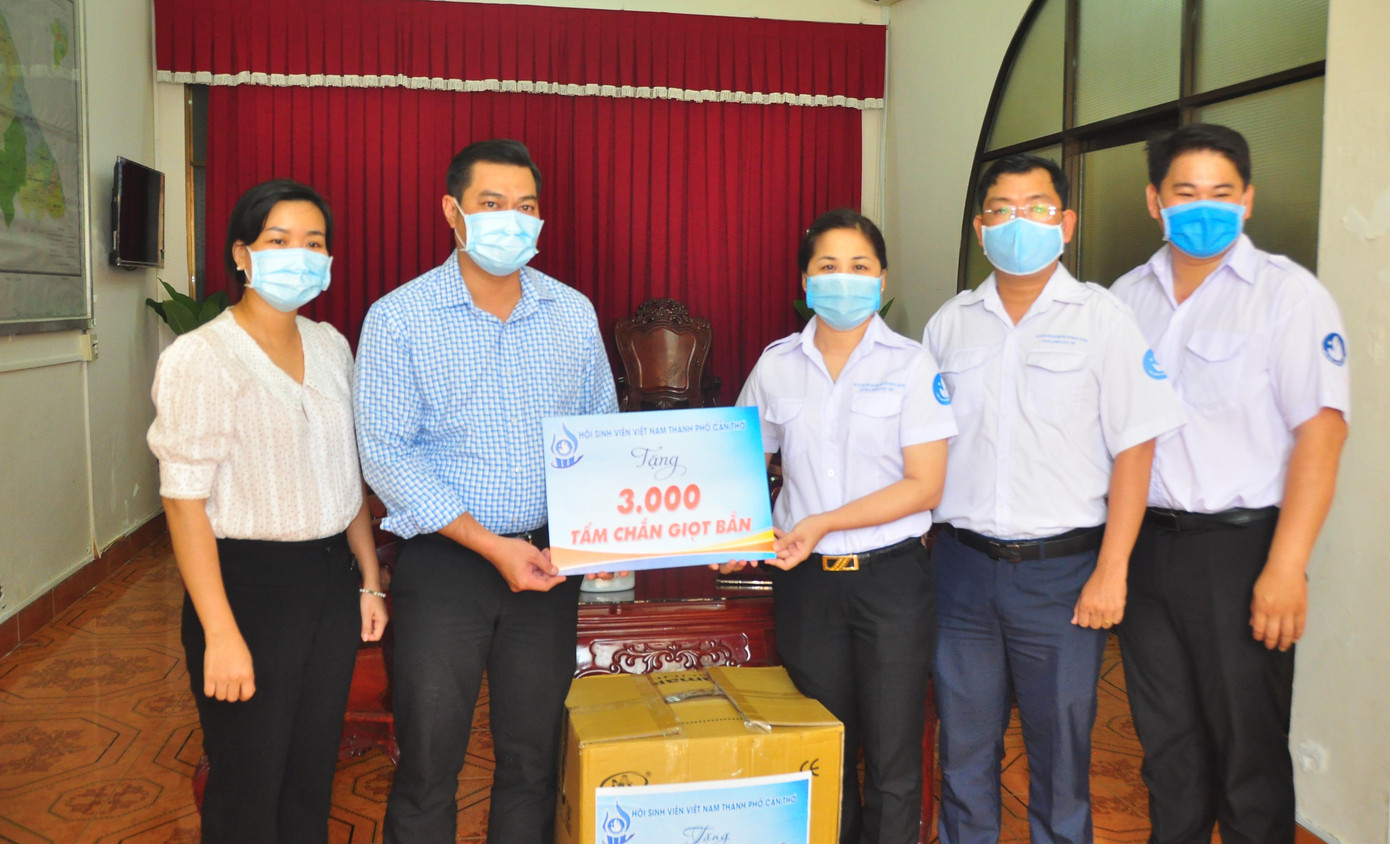 Hội Sinh viên thành phố Cần Thơ trao tặng 3.000 tấm chắn giọt bắn cho Ủy ban bầu cử thành phố