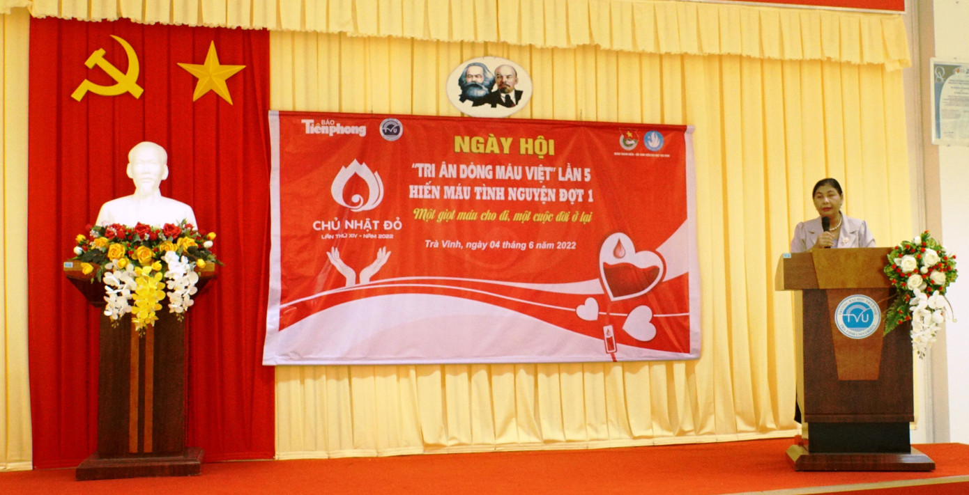 Cô Thạch Thị Dân, Phó Hiệu trưởng trường Đại học Trà Vinh phát biểu