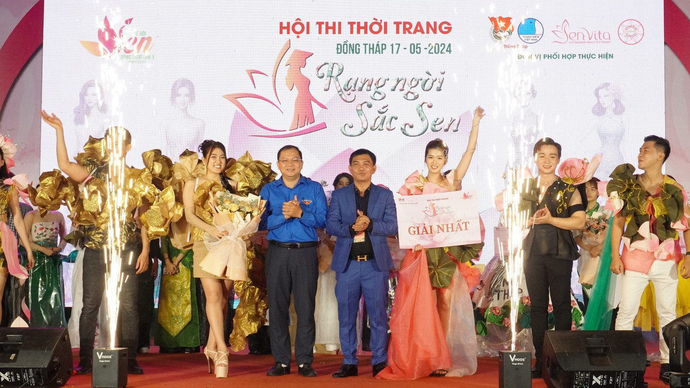 Ban tổ chức trao giải nhất cho thí sinh.