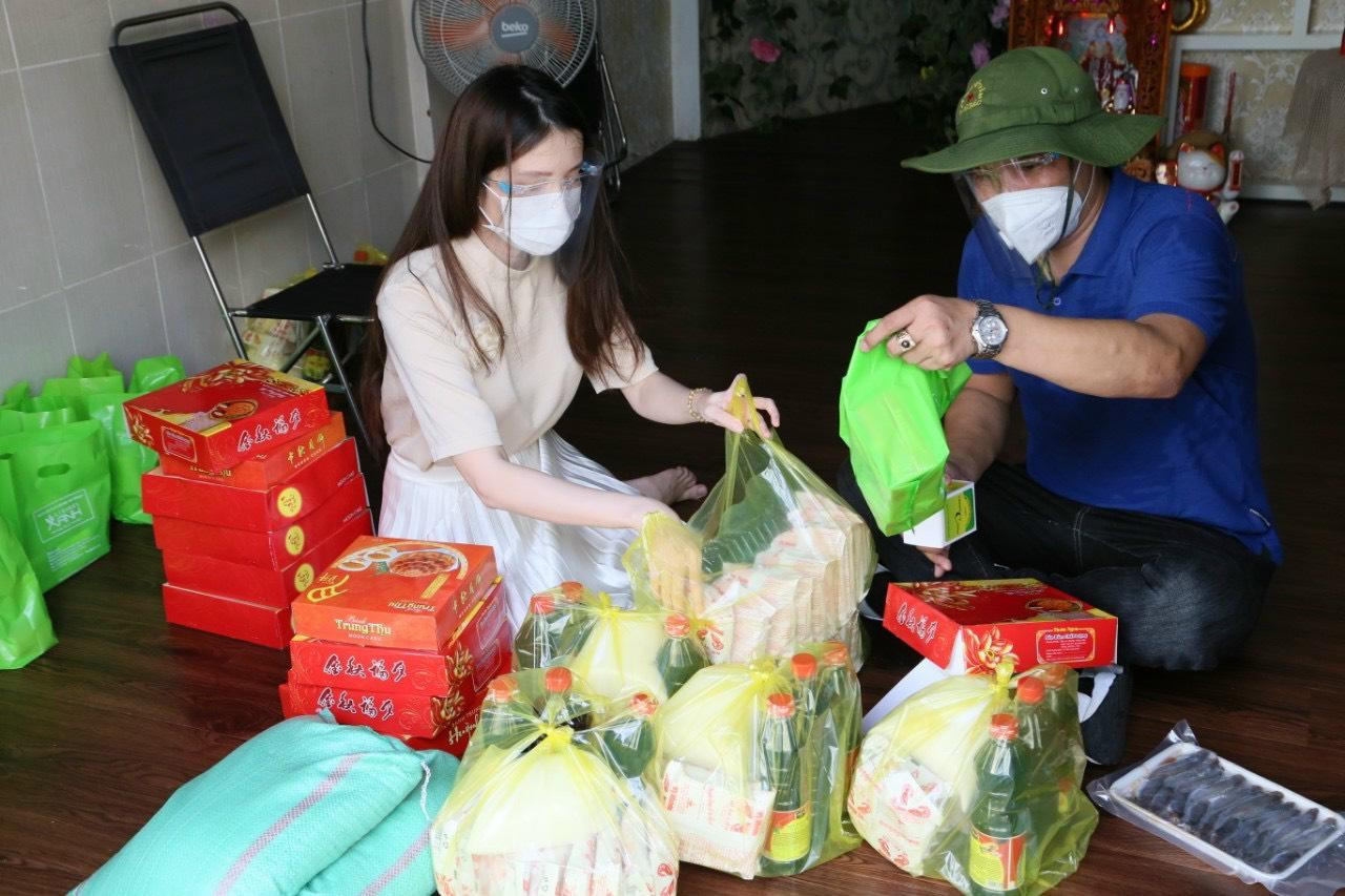 Thúy Vi cùng thầy của mình chuẩn bị quà để trao tặng cho cho trẻ em.