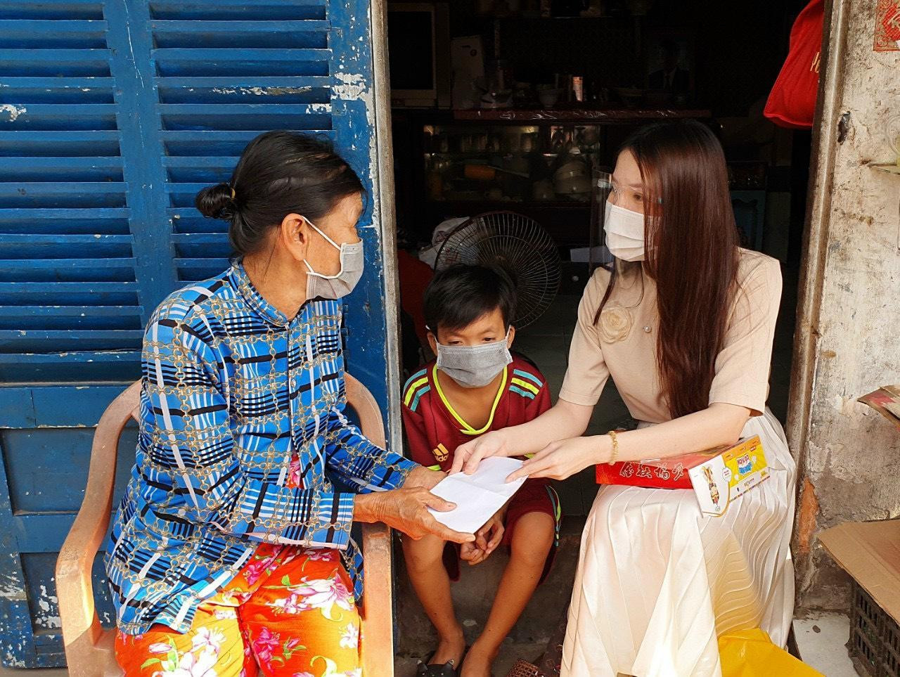 Thúy Vi tặng quà cho bà nội của bé Quý