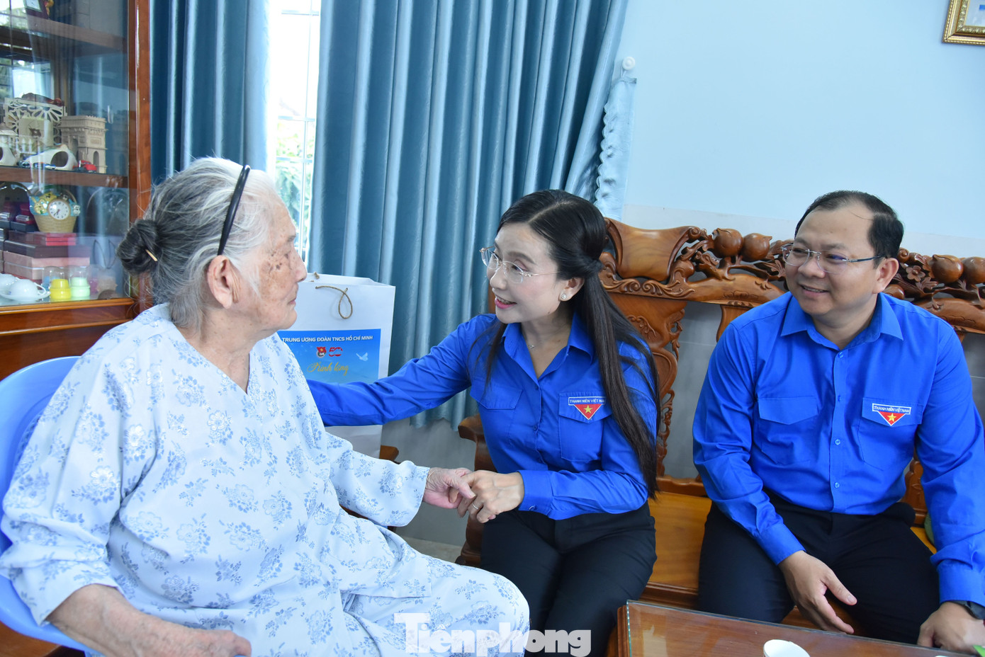 Chị Nguyễn Phạm Duy Trang - Bí thư Trung ương Đoàn, Chủ tịch Hội Đồng Đội Trung ương thăm hỏi Mẹ Việt Nam anh hùng Hồ Thị Phước. Ảnh: Hòa Hội