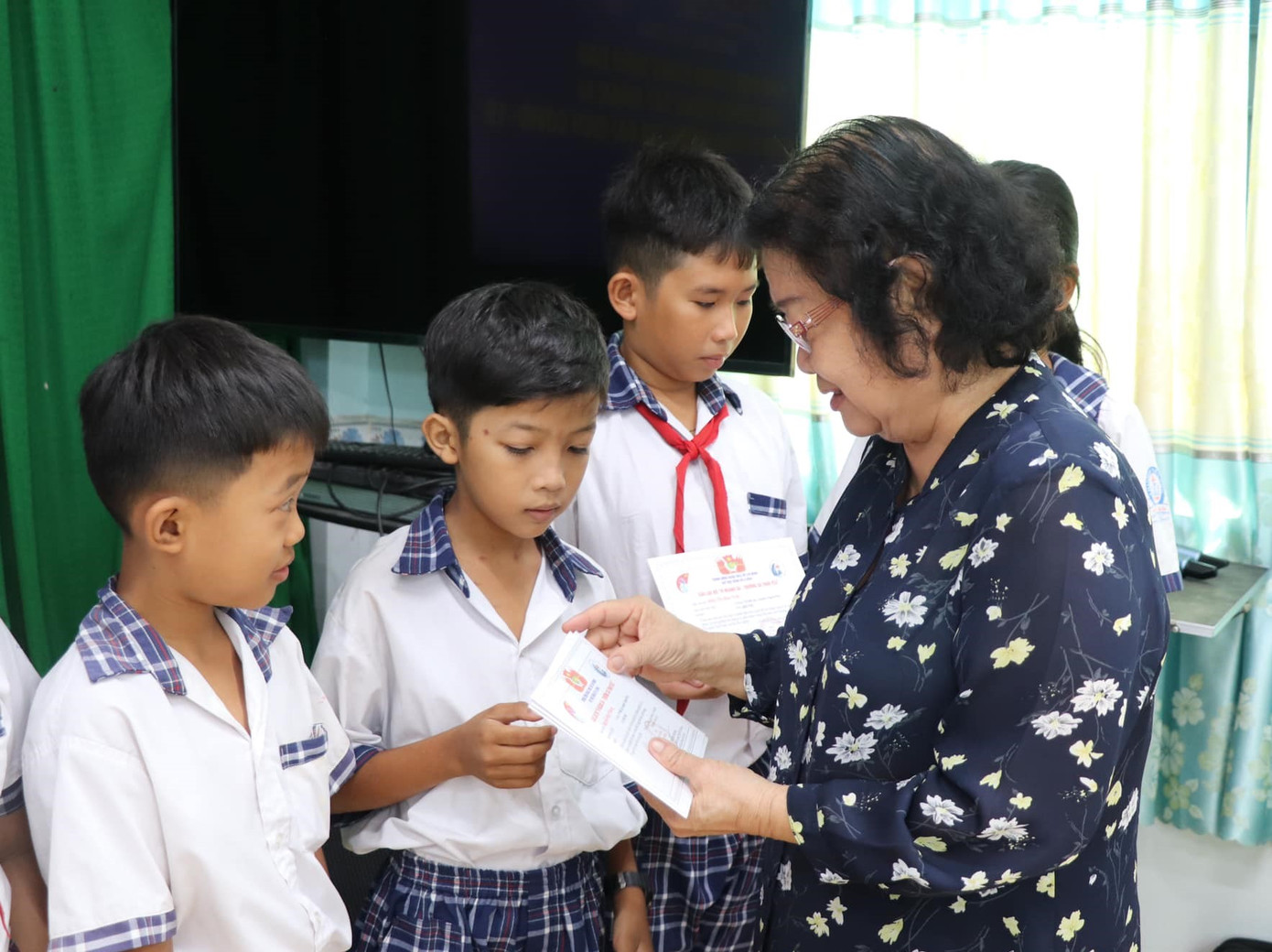 Bà Trương Mỹ Hoa - nguyên Phó Chủ tịch nước, Chủ tịch Quỹ học bổng Vừ A Dính, Chủ nhiệm CLB “Vì Hoàng Sa - Trường Sa trao tặng học bổng cho học sinh Bến Tre. Ảnh: TĐ BT