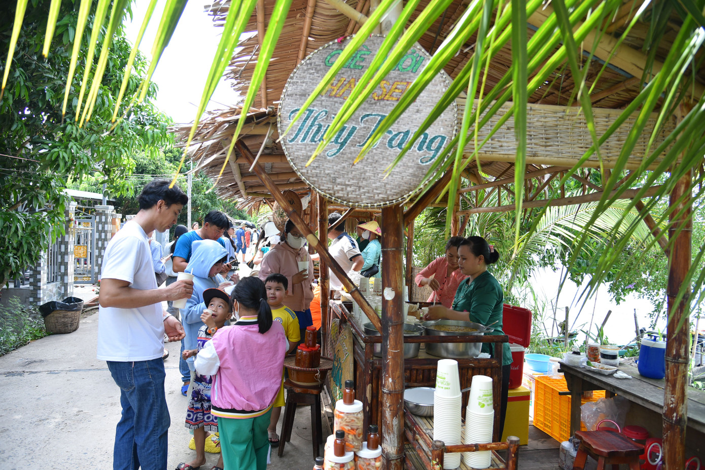 Đông thực khách đến thưởng thức.