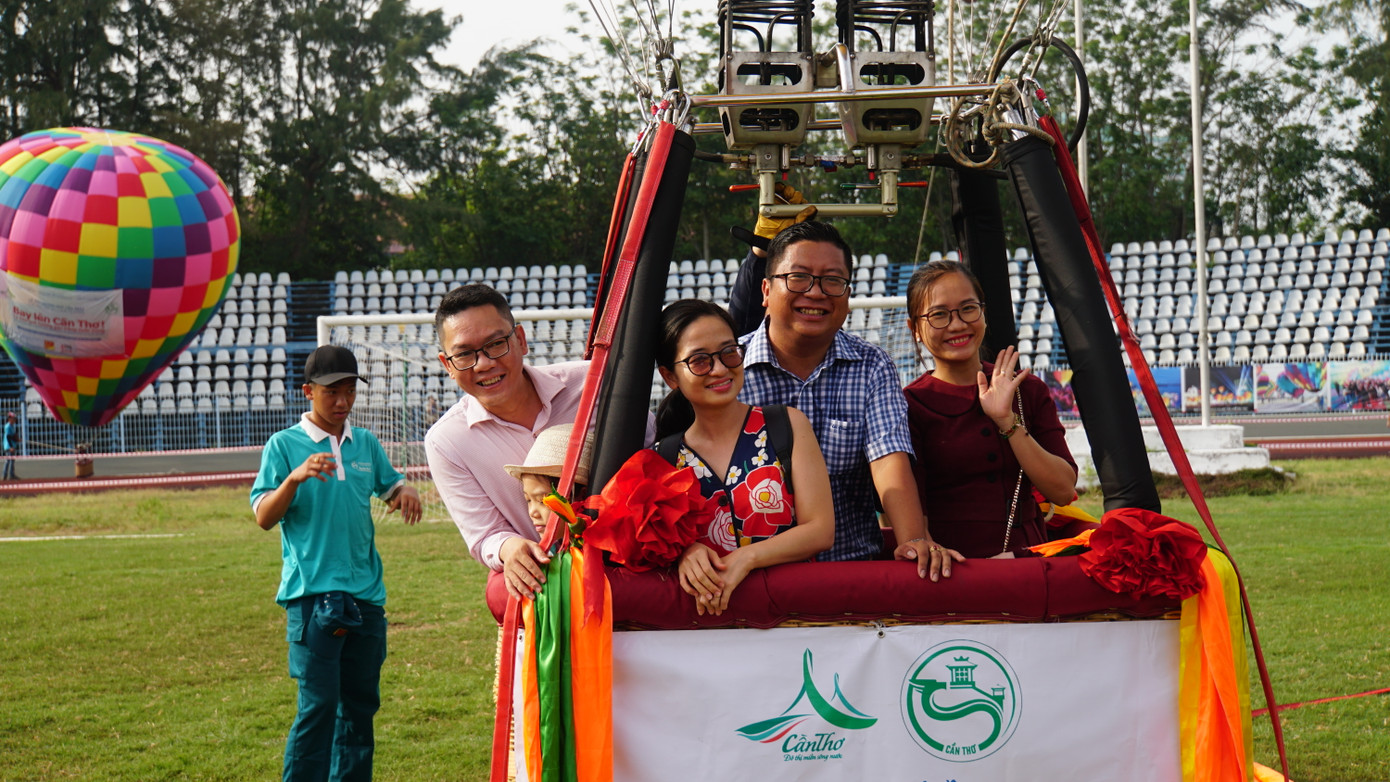 Khinh khí cầu bay từ lúc 7-10h và 15-17h mỗi ngày, từ 30/4 đến 3/5. Mỗi lần có thể từ 20-30 người, tham quan từ 4 - 6 phút. Dự kiến sẽ có khoảng 10.000 người trực tiếp trải nghiệm khinh khí cầu trên cao và ở mặt đất. Ảnh: An Bình.